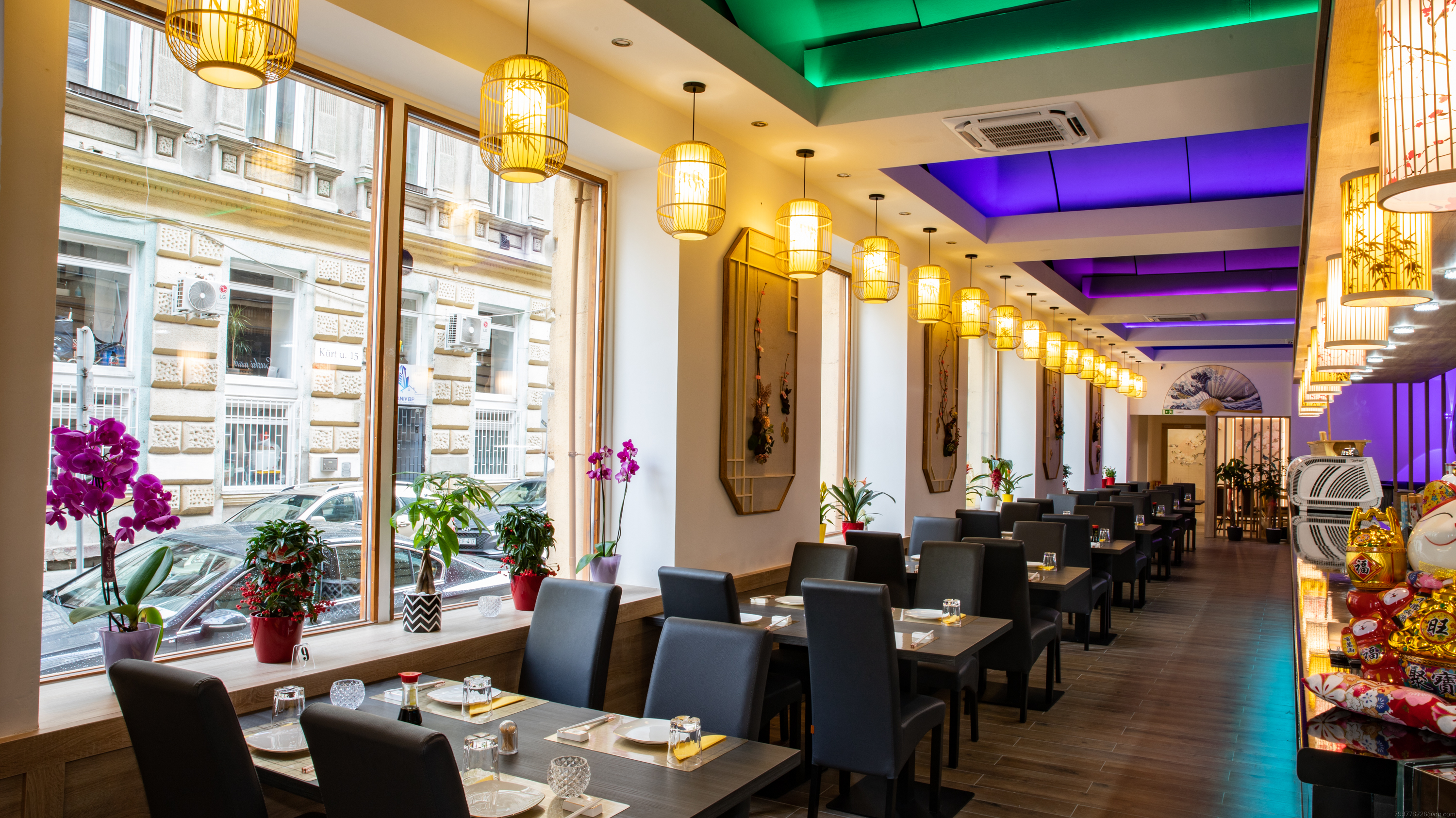 A SUSHI WAN ablak melletti asztalai